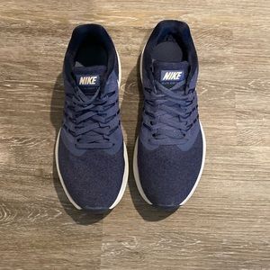 Gently worn women’s Nike Run Swift tennis shoe